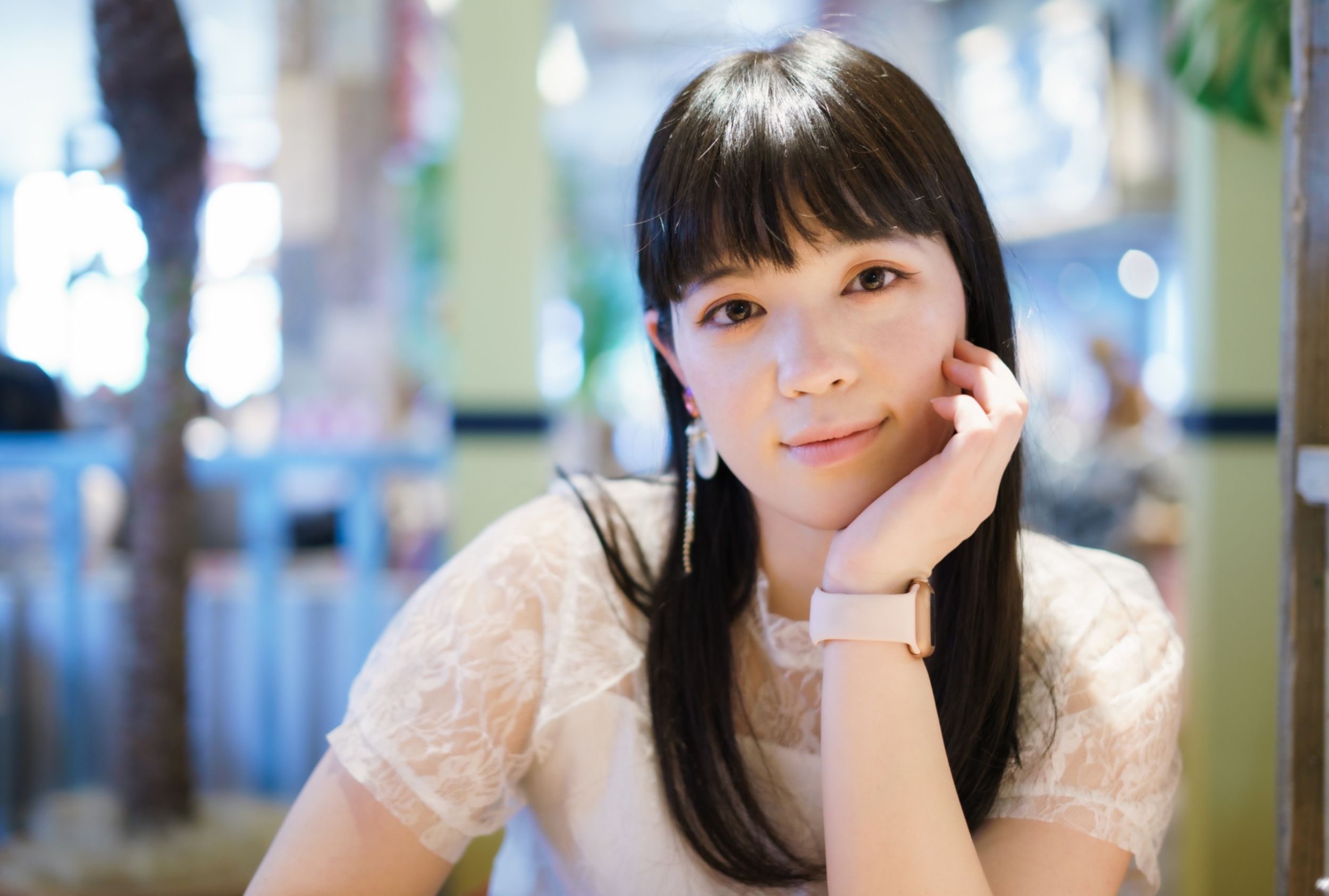 カフェでくつろぐ女性