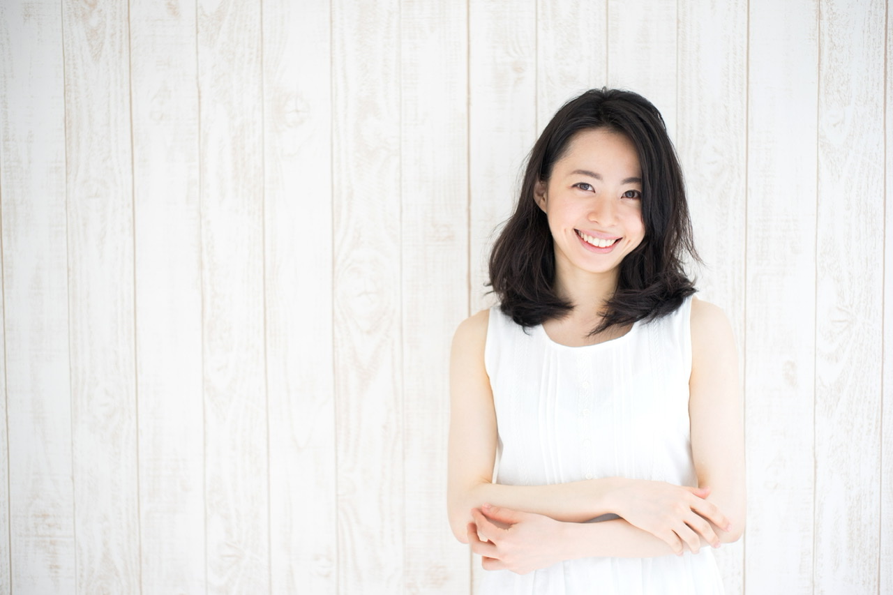 2回目のデートを前に考え込む女性