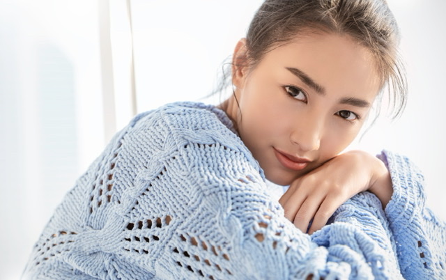 リラックスして自然体で会話を楽しむ女性